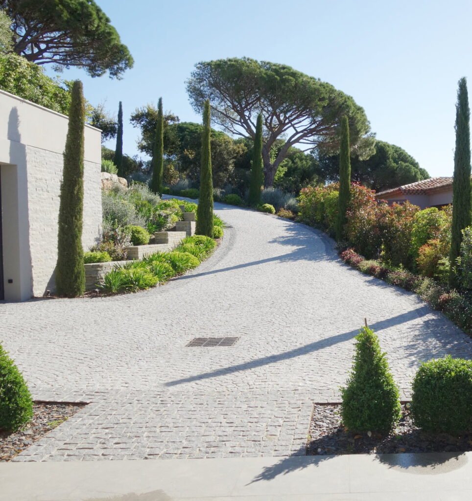 Entrée en dallage conçue par DécoJardins dans le Var