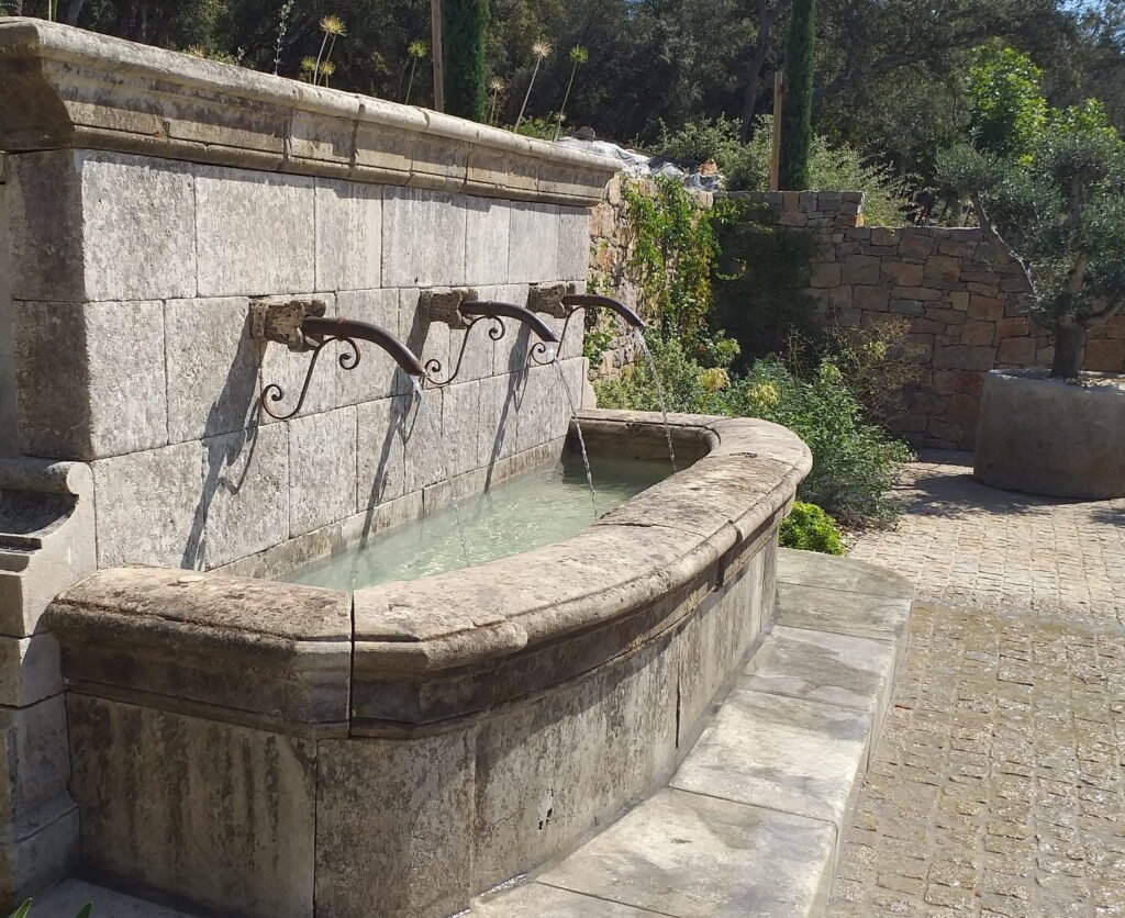 Fontaines dans un jardin méditerranéen – aménagement DécoJardins