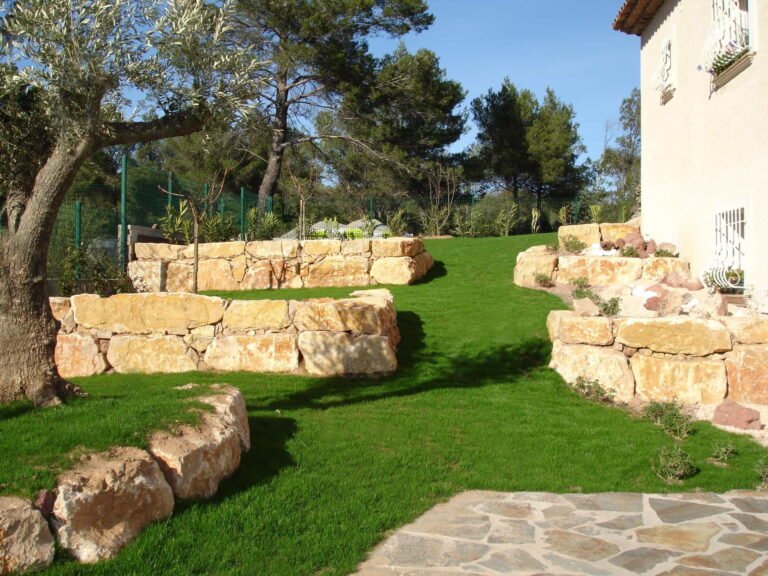 Mur en enrochement réalisé par DécoJardins dans le Var