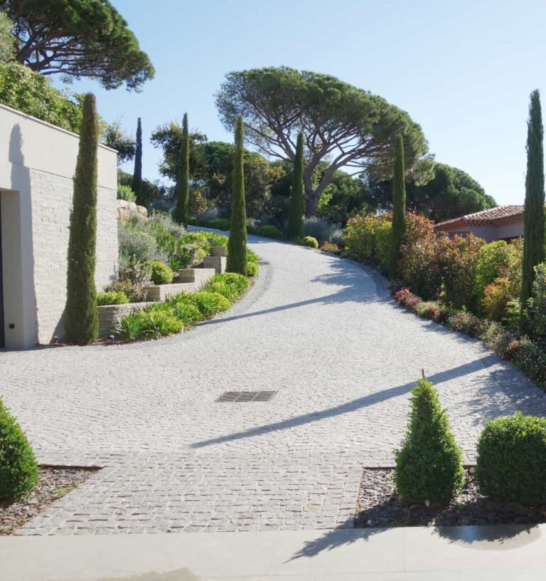 Aménagement extérieur réalisé par DécoJardins dans le Var