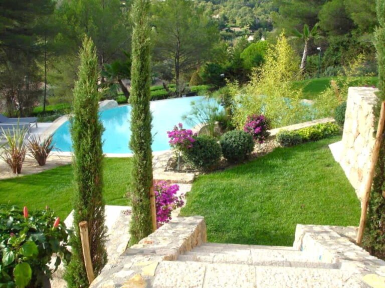 Service paysager proposé par DécoJardins pour l’entretien de jardins dans le Var