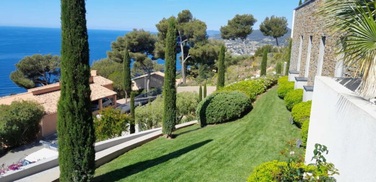 Création d’un jardin méditerranéen par DécoJardins dans le Var