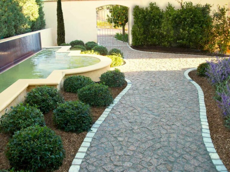 Fontaines dans un jardin méditerranéen conçues par DécoJardins