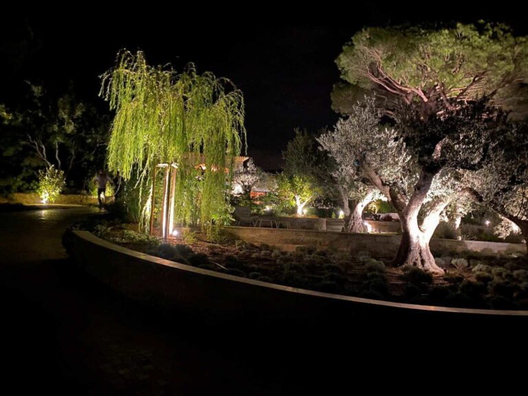 Éclairage de jardin installé par DécoJardins dans le Var