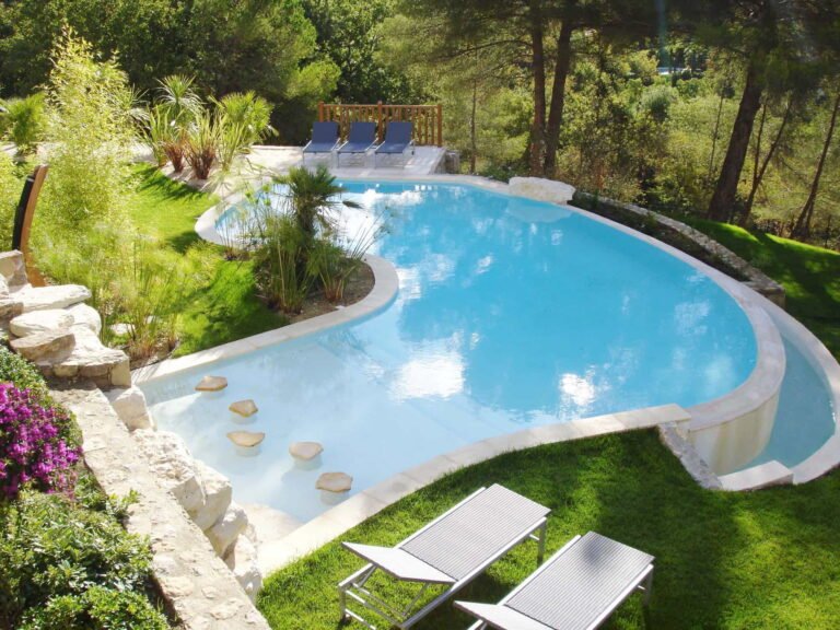 Jardin méditerranéen avec piscine conçu par DécoJardins dans le Var