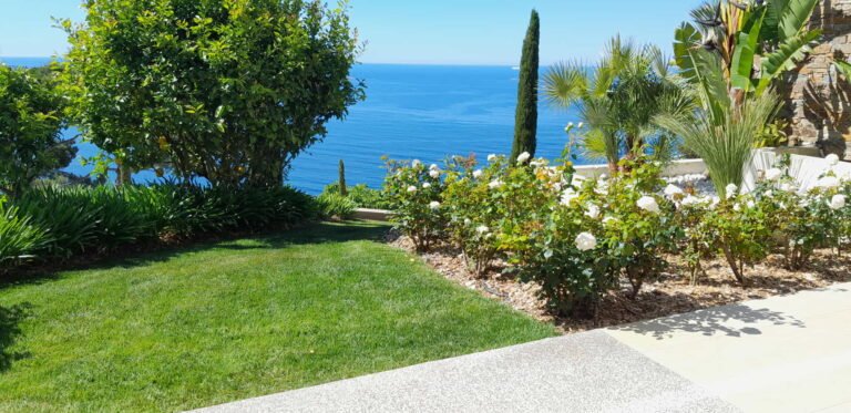 Jardin méditerranéen avec vue sur la mer aménagé par DécoJardins dans le Var