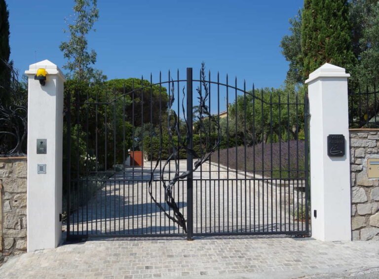 Clôture et portail de jardin installés par DécoJardins dans le Var