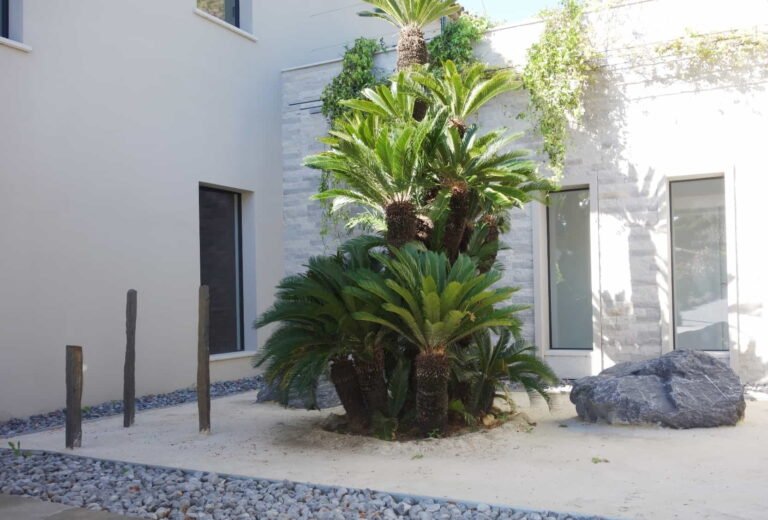 Jardin contemporain réalisé par DécoJardins dans le Var