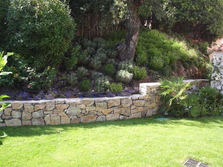 Mur en enrochement décoratif réalisé par DécoJardins dans le Var