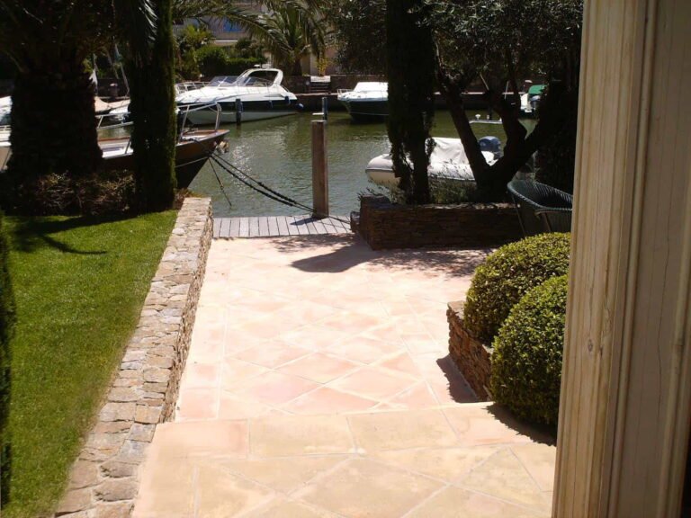 Terrasse en dallage conçue par DécoJardins dans le Var