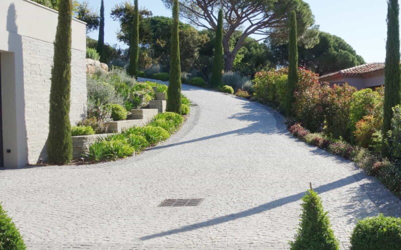 Aménagement extérieur réalisé par DécoJardins dans le Var
