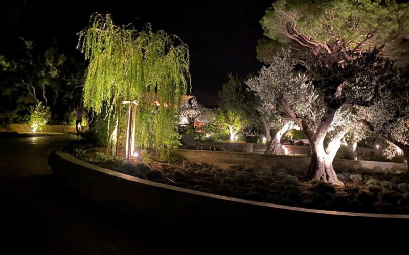 Éclairage de jardin installé par DécoJardins dans le Var