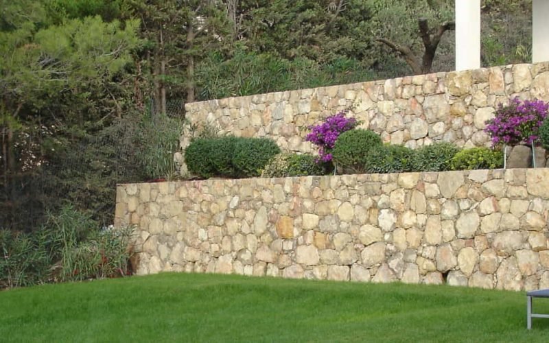 Mur en enrochement dans un jardin réalisé par DécoJardins dans le Var