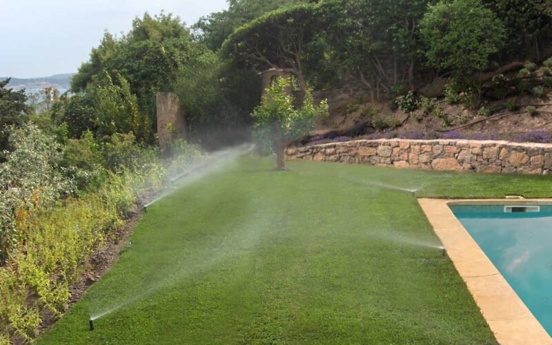 Système d’arrosage intégré dans un jardin méditerranéen conçu par DécoJardins