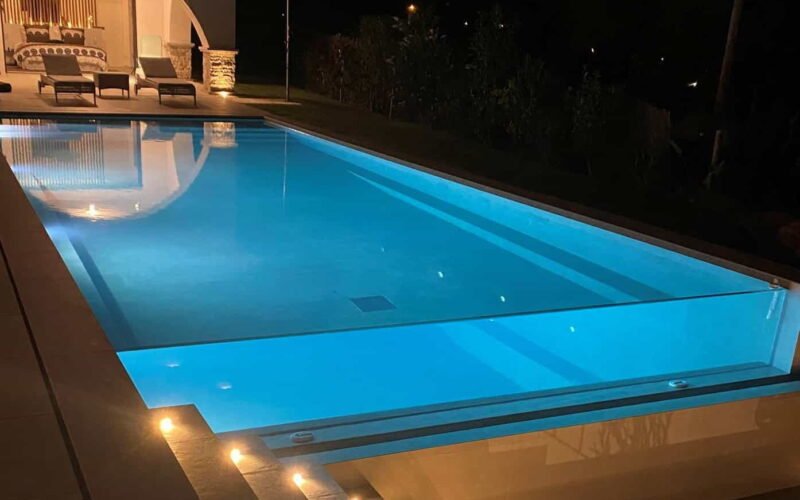 Éclairage de jardin la nuit réalisé par DécoJardins dans le Var