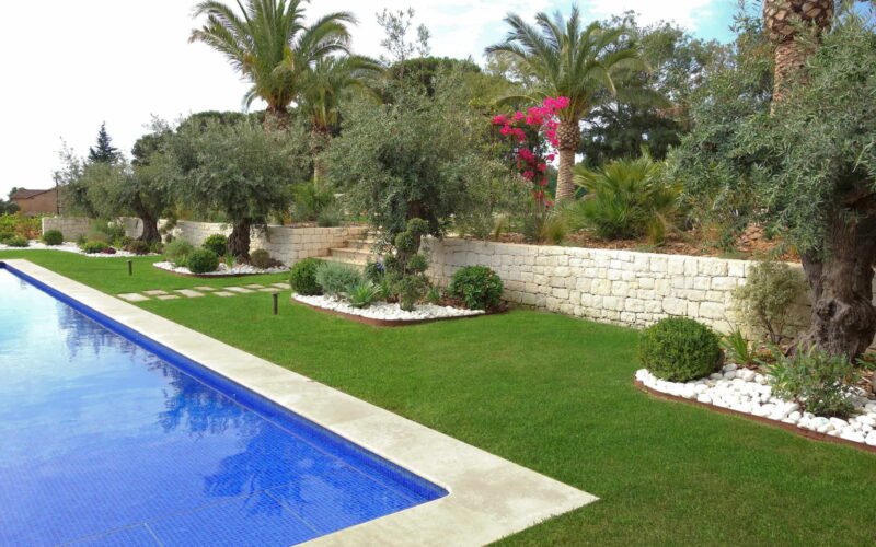 Entretien de piscine effectué par DécoJardins dans le Var