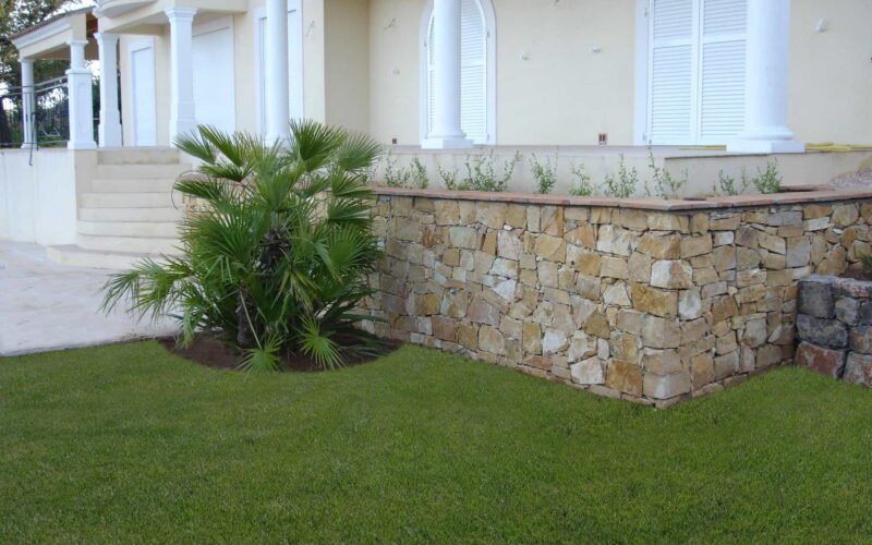 Mur en enrochement construit par DécoJardins dans le Var